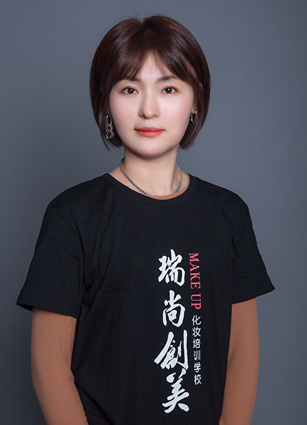 徐麗晶：朋友的介紹，我選擇了化妝行業(yè)，在瑞尚創(chuàng)美學(xué)習(xí)化妝